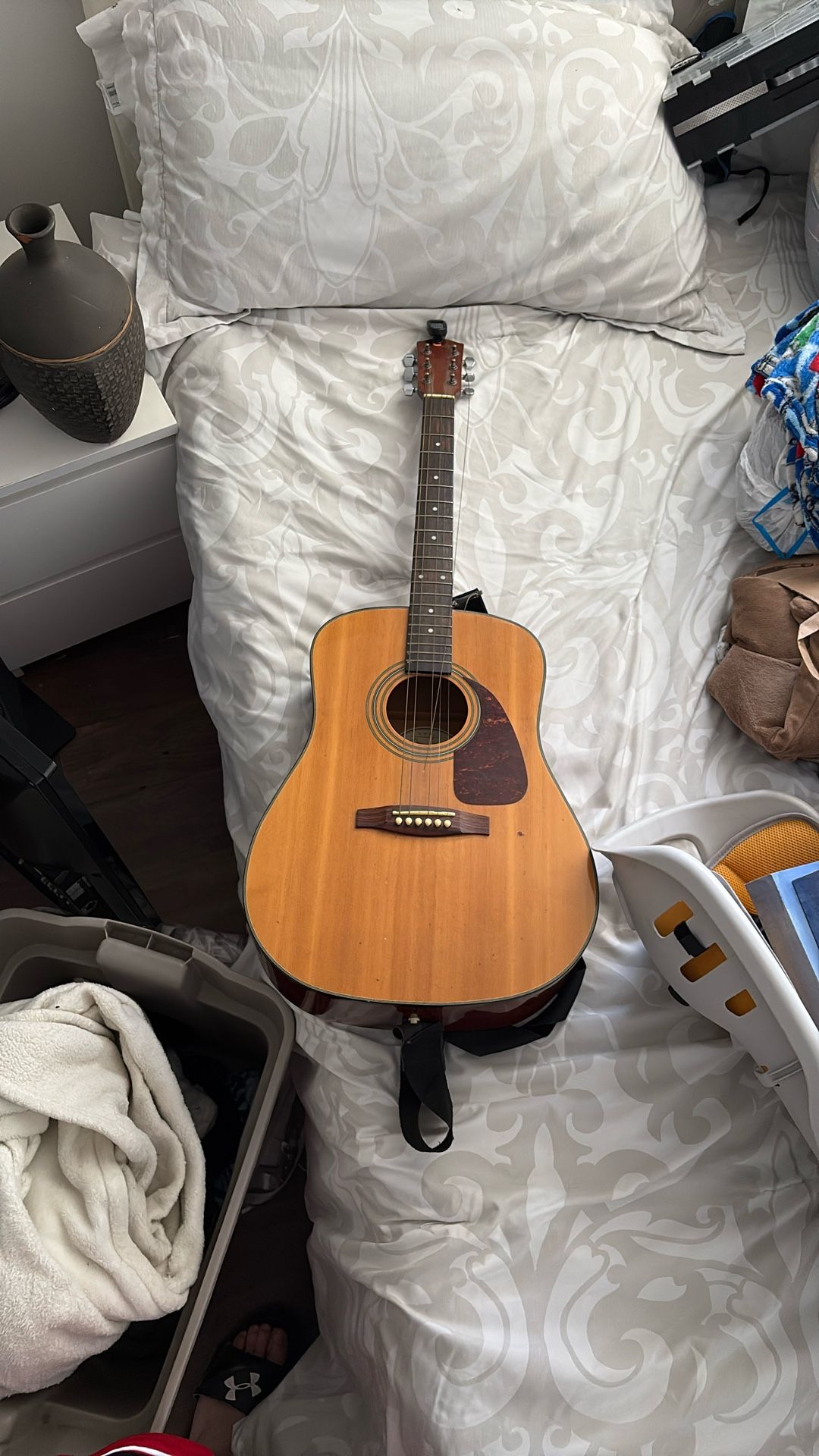Acoustic Guitar (Fender)