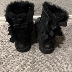 Black Suede W/bows Ugg Size 2 Kids 