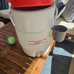 Igloo 5 Gallon Drink Dispenser with Cup Dispenser