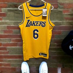 Men’s Size M (44) Lebron James Jersey 2023