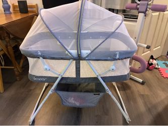 Baby rocking bassinet