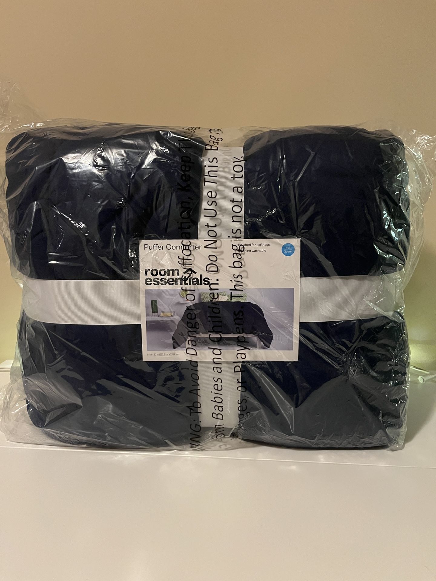 Navy blue puffer comforter full/queen
