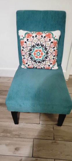 Beautiful Modern Accent Chair With Pillow
