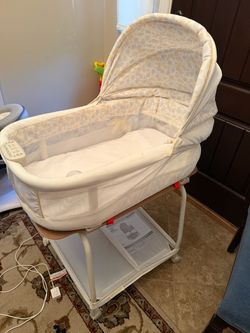 Delta children Auto gliding bassinet precious moments style neutral