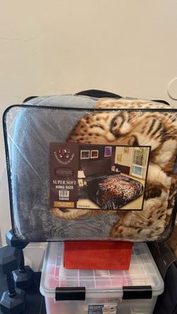 Reversible heavy and soft blanket perfect for winter time