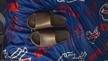 Maroon  Yeezy slide