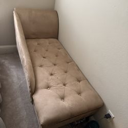 Tufted chaise lounge is the perfect to style room.