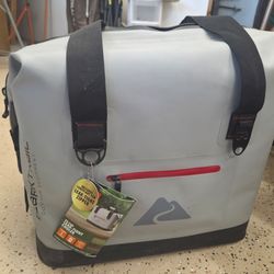 Ozark Trail Gret 50 Can Leaktight Cooler With Heat Welded Body & Bottle Opener