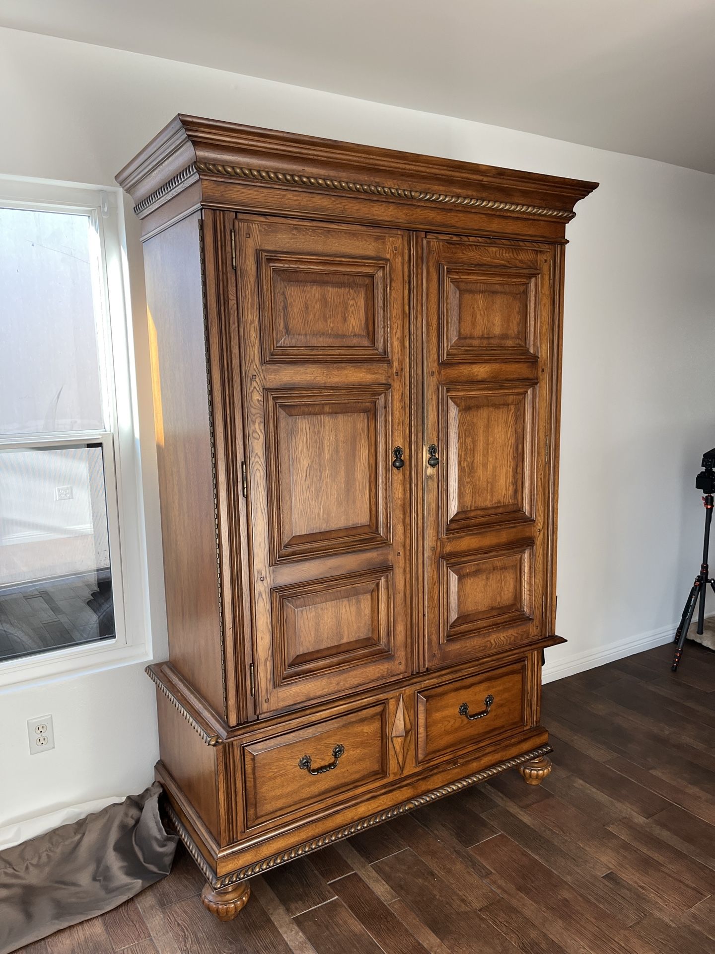 Armoire/Dresser/Cabinet