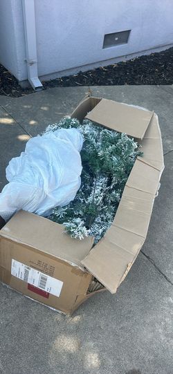 Flocked 6ft Christmas tree