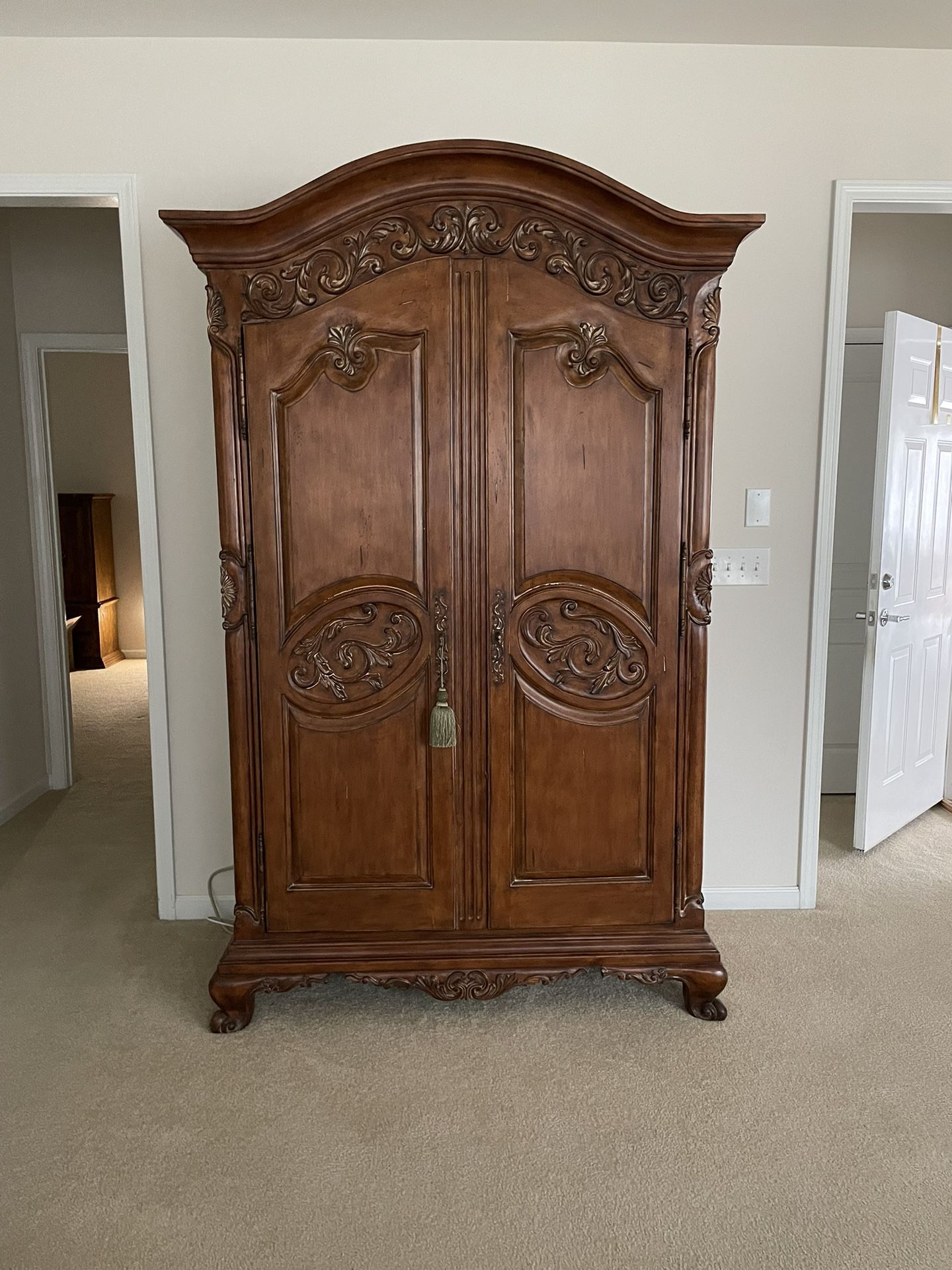 Armoire $100