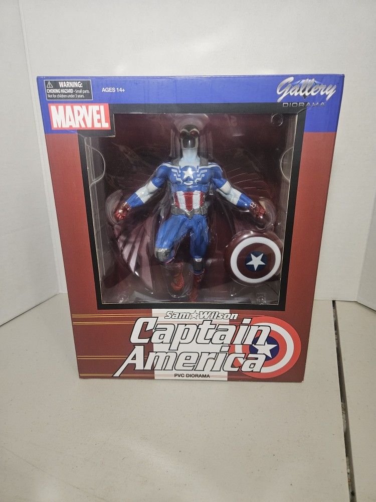 Marvel SAM WILSON Captain America Diorama PVC Statue Gallery by Diamond Select