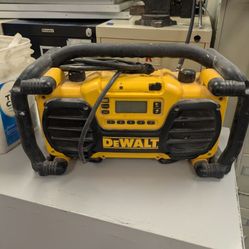 DeWalt DC012 18-Volt Yellow Heavy-Duty Worksite Radio & Battery Charger