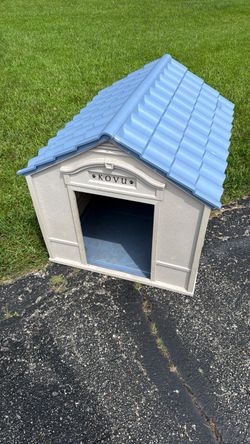 Outdoor Plastic Dog House with Blue Roof