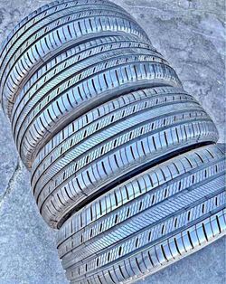 235/55/20 Michelin Selling a set of 4 tires in excellent condition 🫡