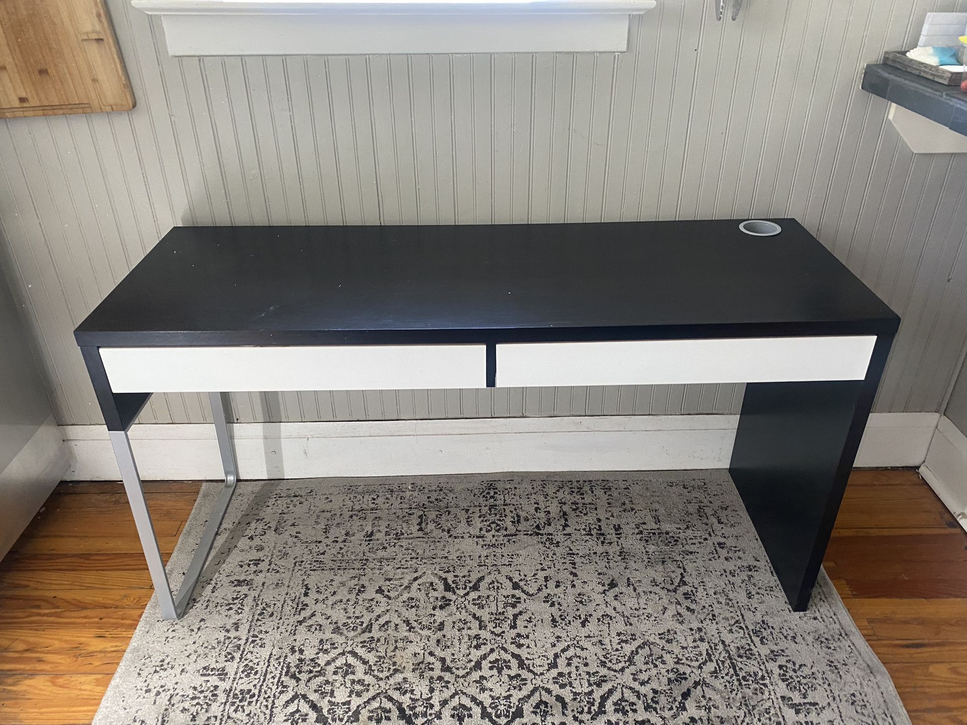 Desk (slim + sleek)