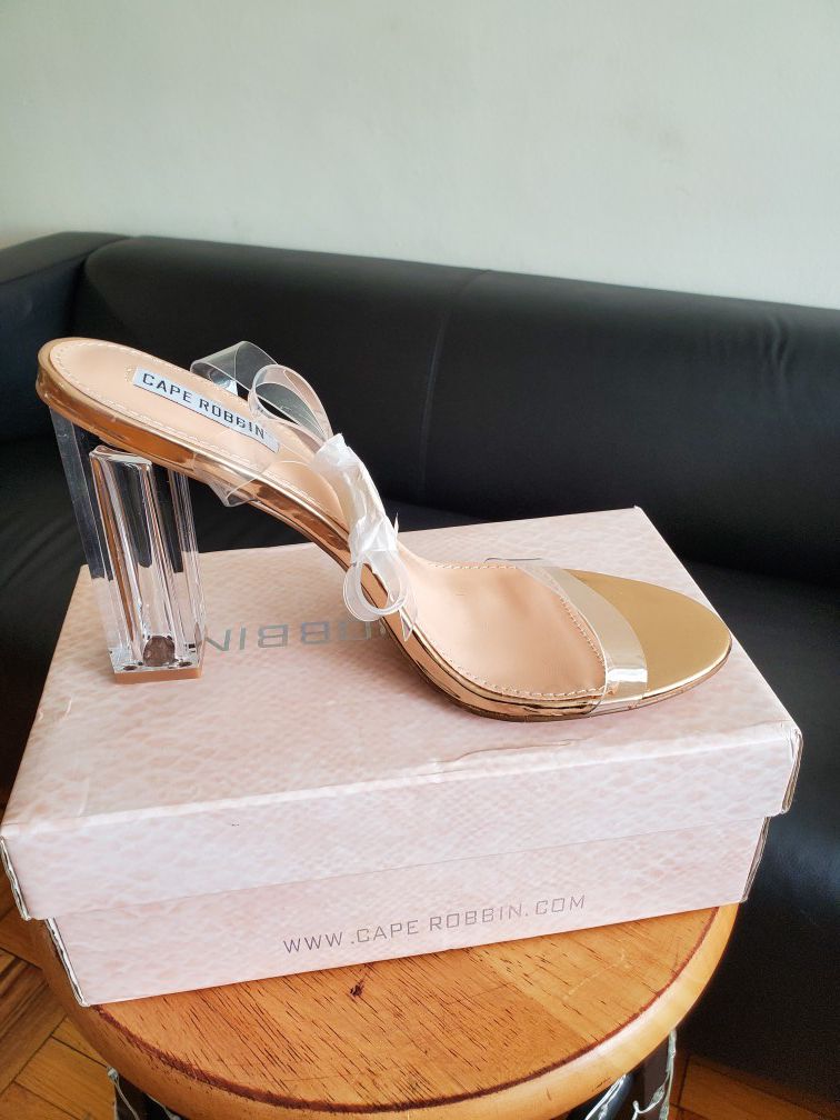 Nude women shoes with a clear heel