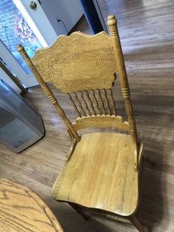 Dining room table and chairs good condition