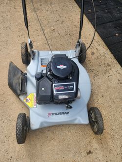 Murray/Briggs and Stration 148cc lawnmower like new $85 cash  firm