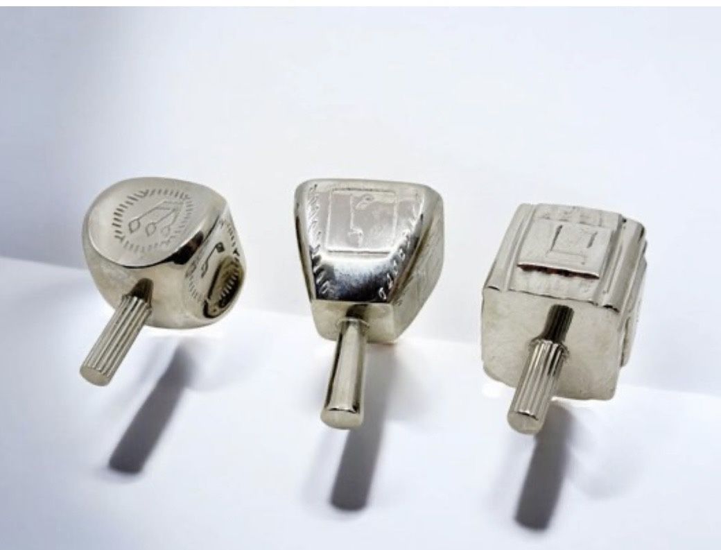 Crate&Barrel. Hanukka. Metal. Dreidel Set