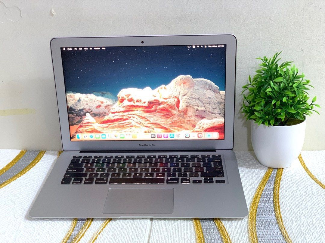 Apple MacBook Air 13” I5/8GB/256GB SSD $180