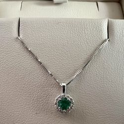 Green Emerald And Diamond Earrings And Necklace 