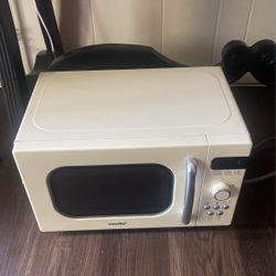 Microwave  Brand Comfee