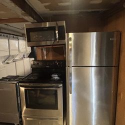 Frigidaire Kitchen Set On Good Working Conditions 