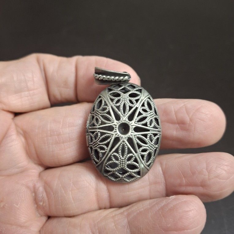 Antiqued Silver Metal Hollow Locket Pendant, Perfect For Aromatherapy Or A Picture 