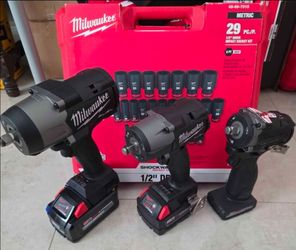 Milwaukee Fuel Impact Wrench Set with Socket Kit