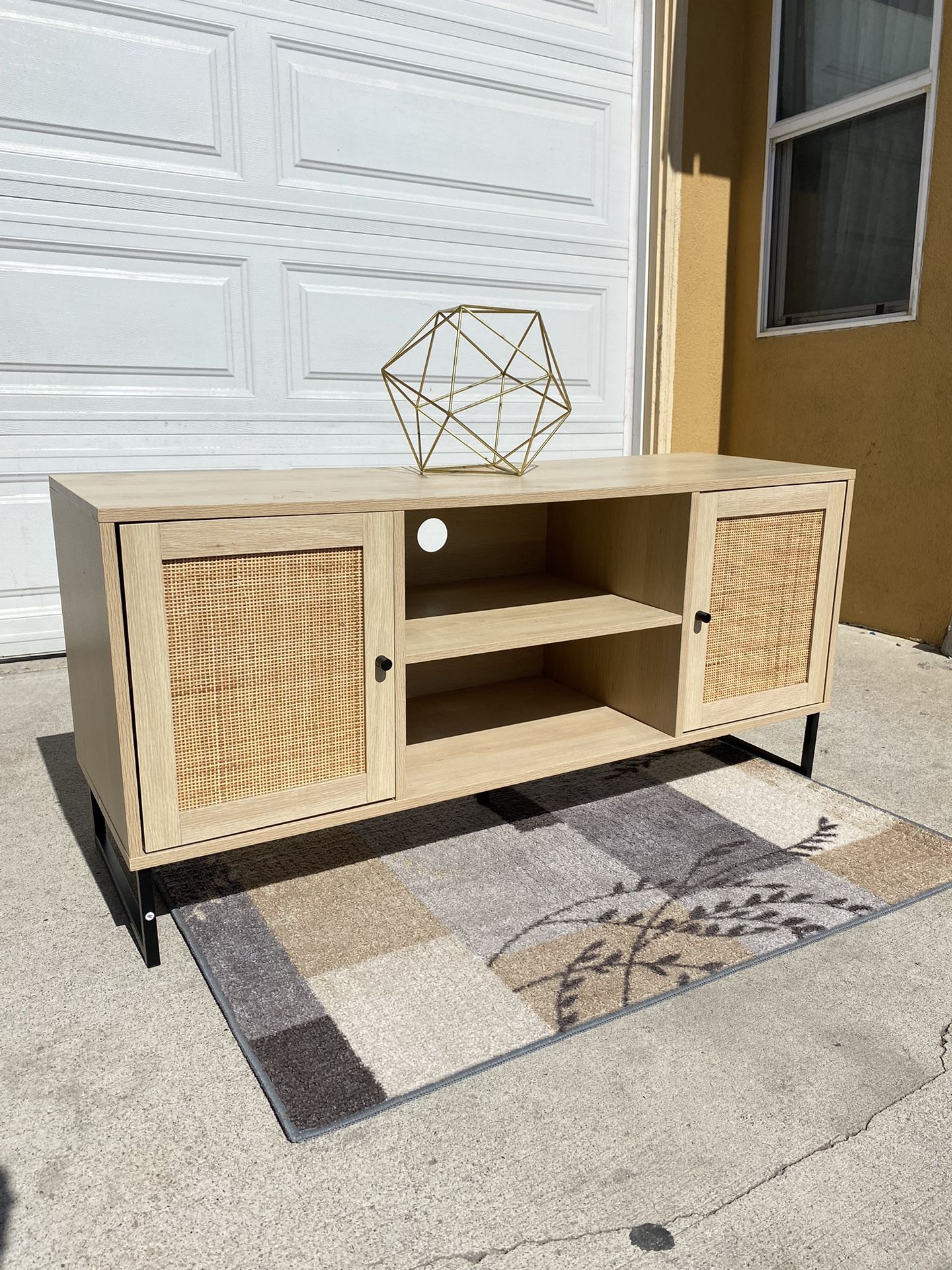 Beautiful Modern Rattan Console