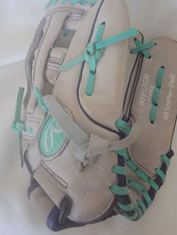 RAWLINGS 12IN RIGHT HANDED BASEBALL GLOVE IN GREAT CONDITION