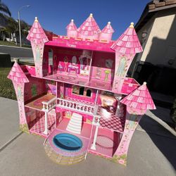 Doll House With Accessories 