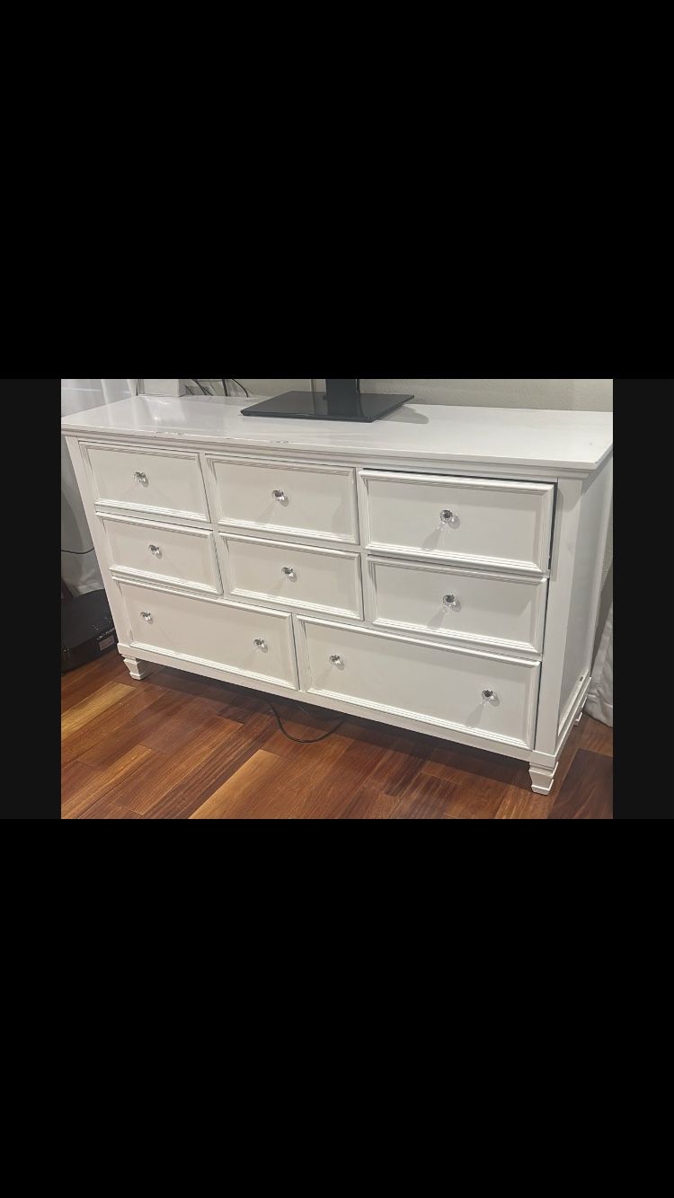 White Dresser, Excellent condition