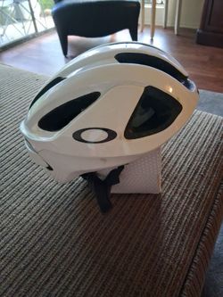 OAKLEY MTN BIKE HELMET MEDIUM