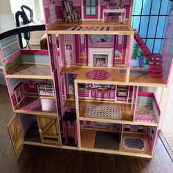 Dollhouse with all accessories
