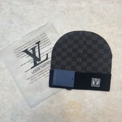 Black and grey beanie (bag included)