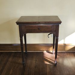 Singer Sewing Machine With Original Accessories 