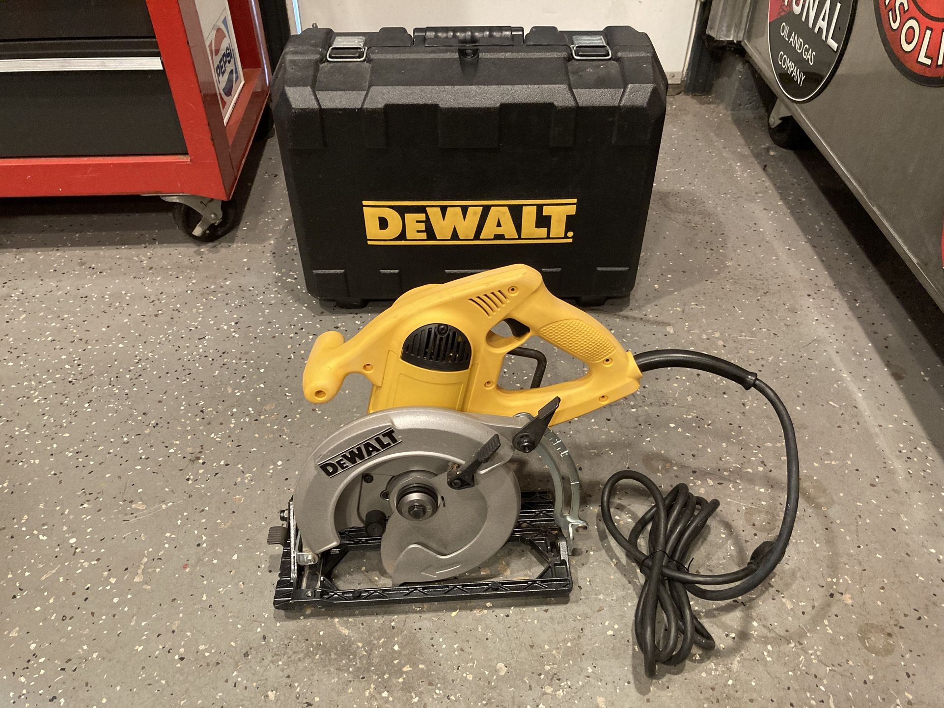 Saw DeWalt Circular Like New