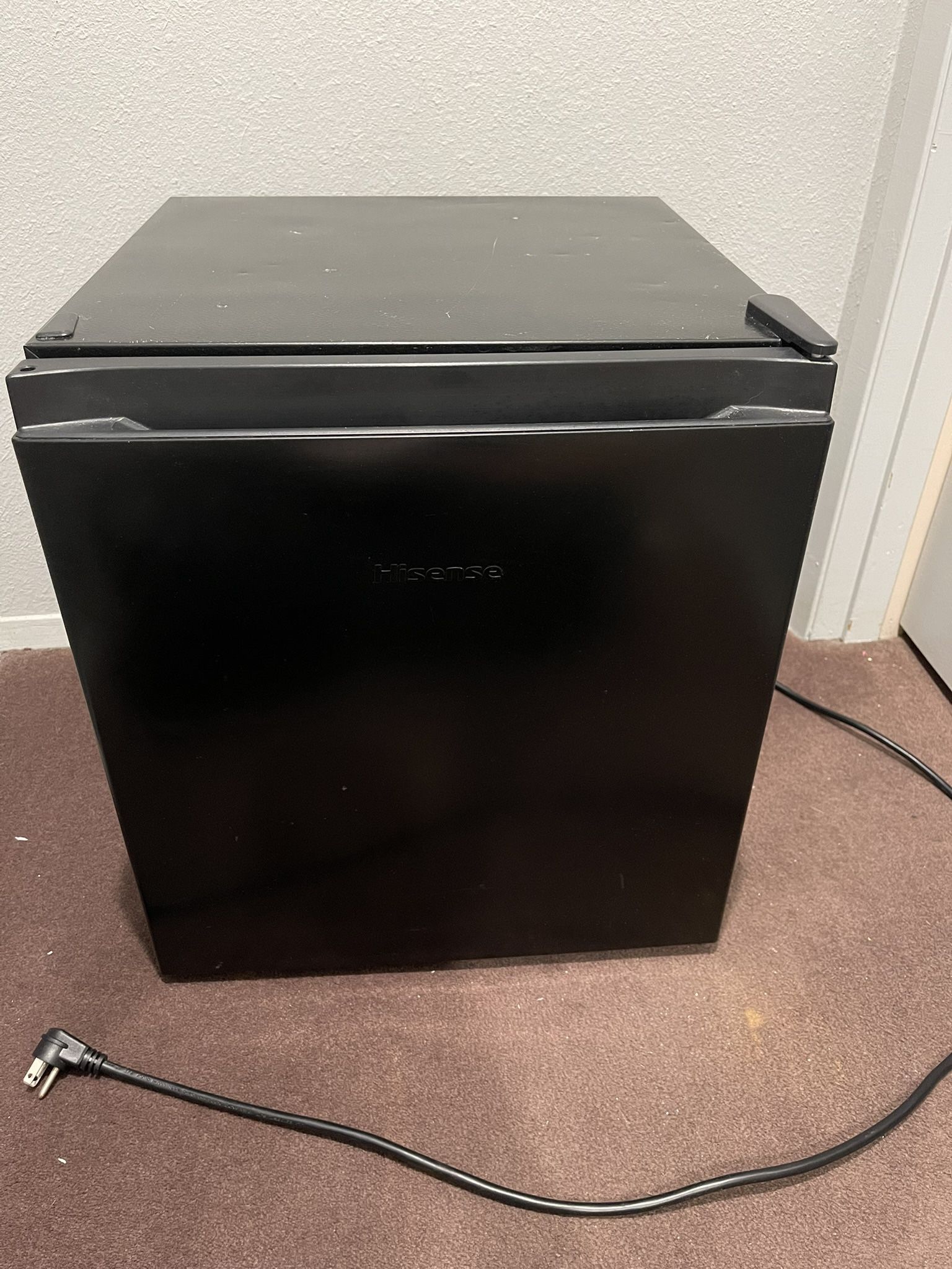 Hisense 1.6 cu.ft. Mini Fridge (model: WMS017M6XBE)