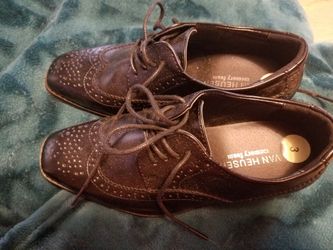 Boys dress shoes size 3.