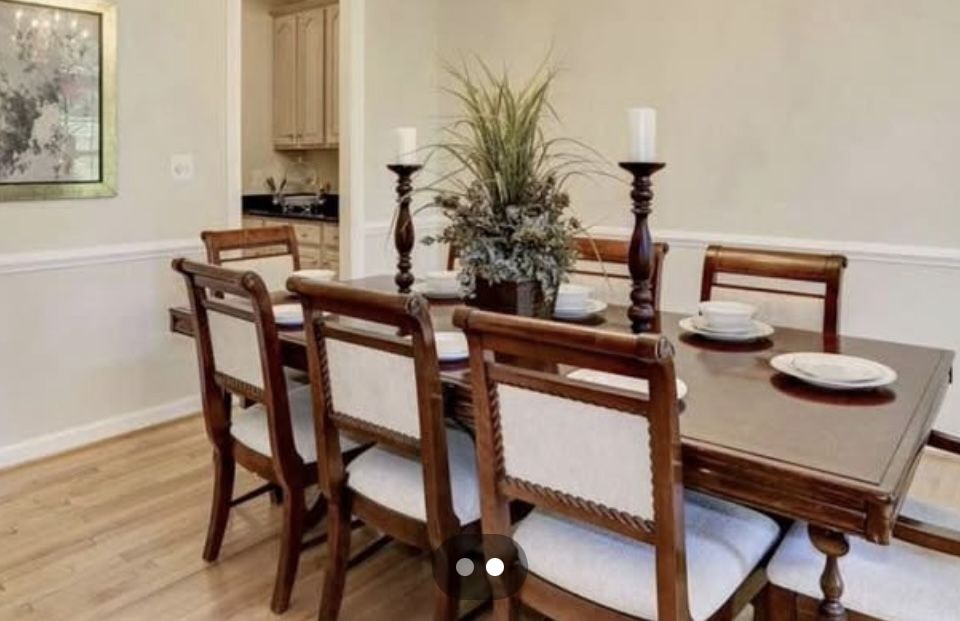Dining Room Table with 8 chairs and lead