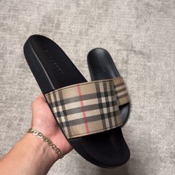 BURBERRY SLIDES