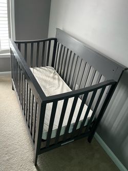 DaVinchi Grove 4-in-1 Convertible Crib.