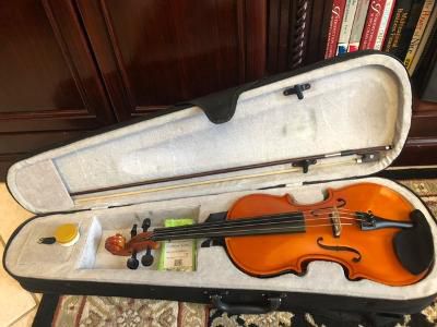Acoustic Electric 4/4 Full Size Violin with case, Bow & Rosin Good Condition , has a small chip near the input jack, sounds great, works well