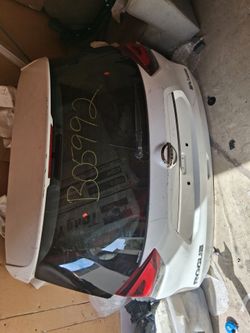 2014 -2020 White Nissan rouge SV awd  liftgate