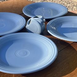 4 PERIWINKLE BLUE FIESTA WARE PLATES WITH MATCHING CREAM PITCHER! LOOK!