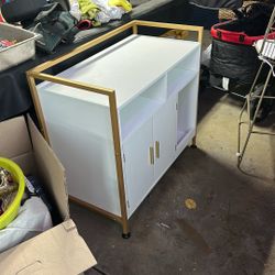 Cat litter box enclosure