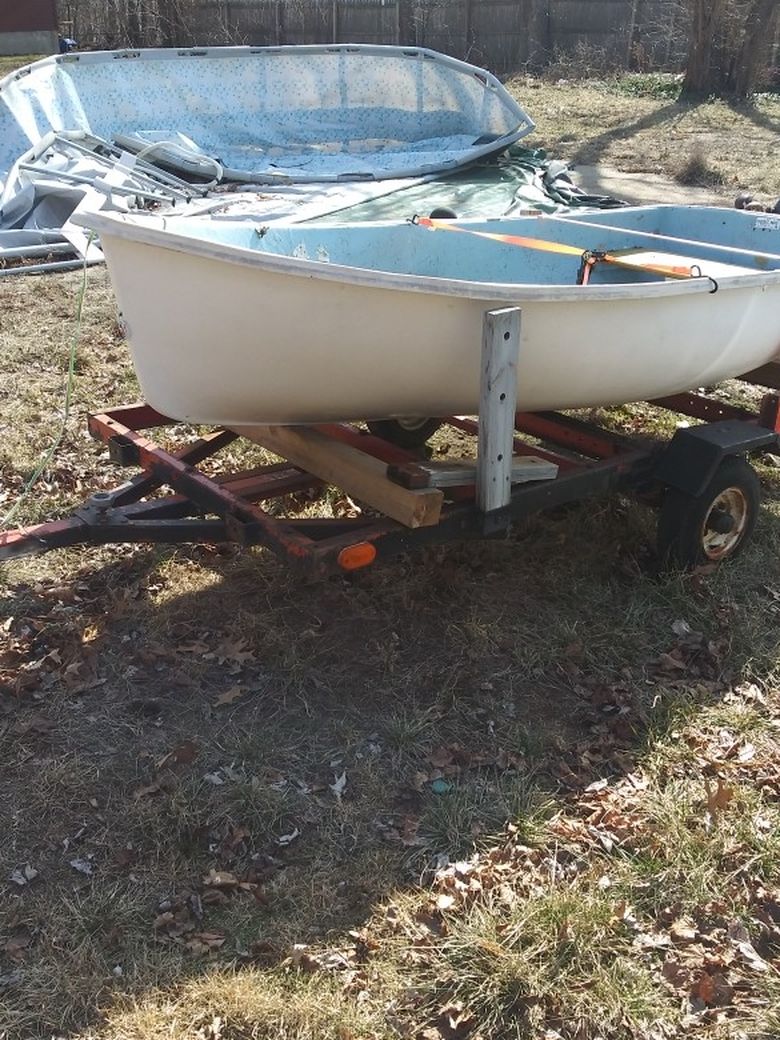 Photo Fiberglass Boat With Troller Motor