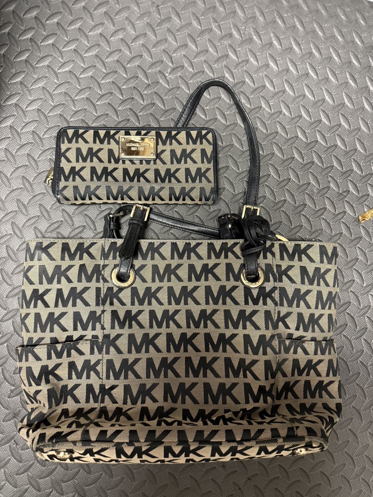Authentic Michael Kors Tote With Wallet